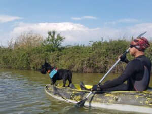 Chiquita fait du KayaK,  Scottish Terrier